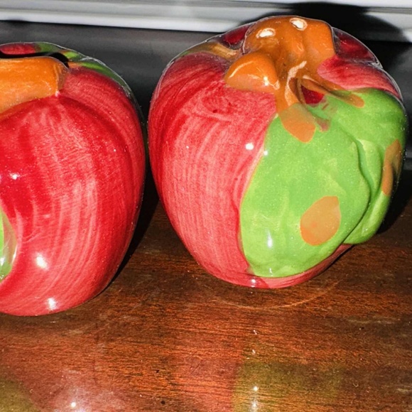 FRANCISCAN APPLE COLLECTION "APPLE" SALT & PEPPER SHAKERS - Picture 1 of 4